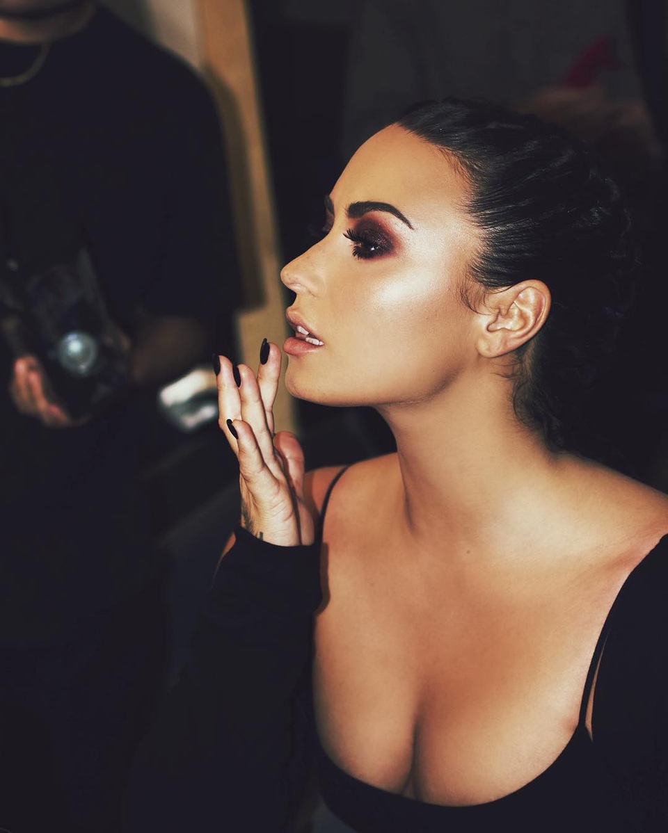 Những hình ảnh "bỏng mắt" của Demi Lovato - 8
Nữ ca sỹ trẻ và tài năng tự hào vì mình đã sống lành mạnh được 6 năm nay