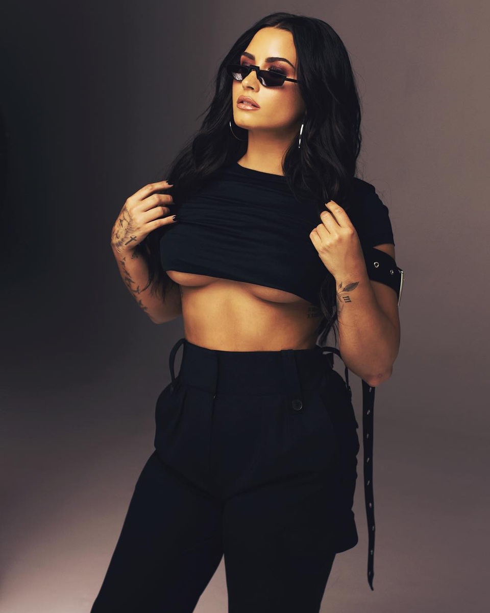 Những hình ảnh "bỏng mắt" của Demi Lovato - 9
Trước đây ngôi sao người Mỹ gây choáng khi tiết lộ cô từng có đời sống tăm tối, 7 tuổi đã muốn tự tử, sau đó mắc chứng rối loạn ăn uống, nghiện rượu và ma túy.