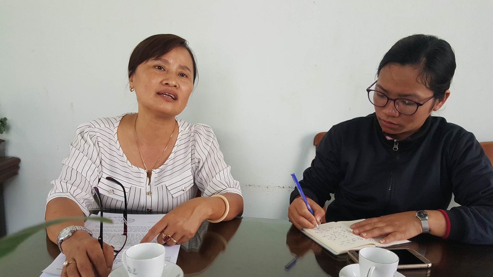 Học sinh lớp 1 bị thầy giáo đấm vào mặt, phải nhập viện - 5 Bà Hoàng Thị Bích Trâm - Trưởng Phòng GD-ĐT huyện Buôn Đôn (áo trắng) cho biết ông Hà còn mắc hàng loạt sai phạm