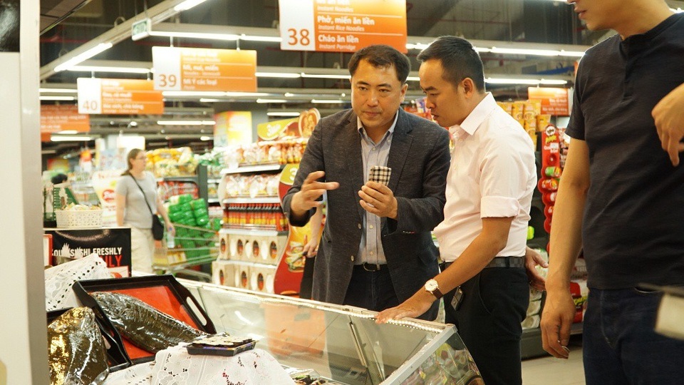 Chủ tịch Hiệp hội thủy sản Ilchulbong đang trao đổi với ông Nguyễn Thành Nhân, GĐ đơn vị phân phối Calisa về nguồn gốc xuất xứ của cá Bơn cũng như con đường vận chuyển từ Hàn Quốc sang Việt Nam