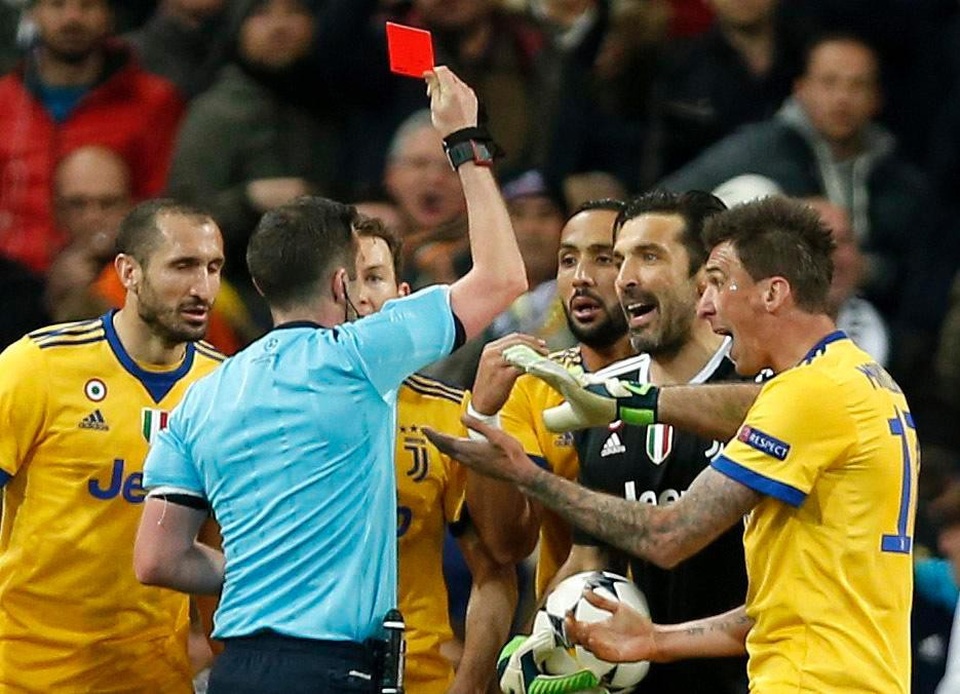 Gianluigi Buffon và cái kết bi kịch của một tượng đài - 1 Buffon nhận thẻ đỏ trong trận đấu cuối cùng ở Champions League