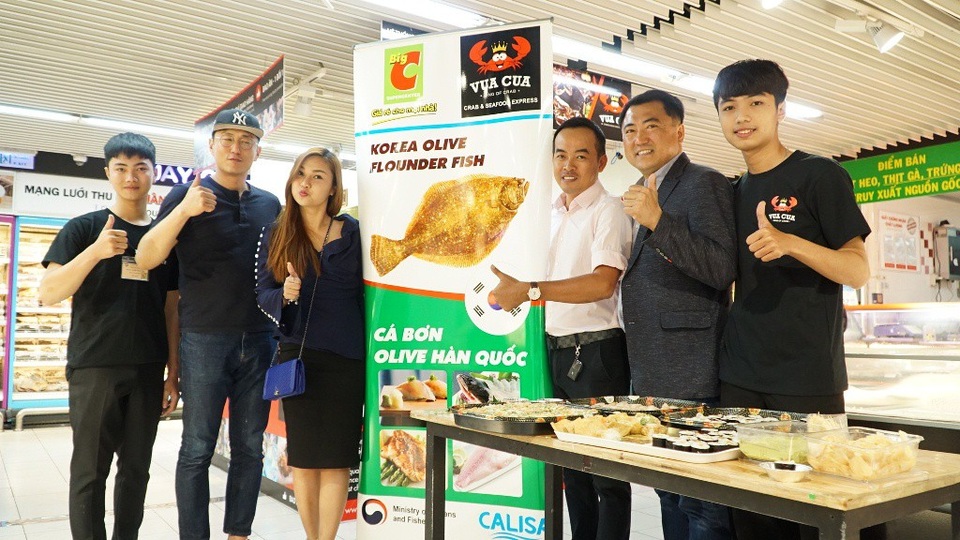 Vào thị trường Việt Nam, cá Bơn có giá bán không quá cao so với các dòng hải sản nhập khẩu khác. Ông Han cùng đại diện nhà phân phối Calisa đang thể hiện sự tin tưởng vào dòng sản phẩm cá Bơn ở thị trường Việt Nam