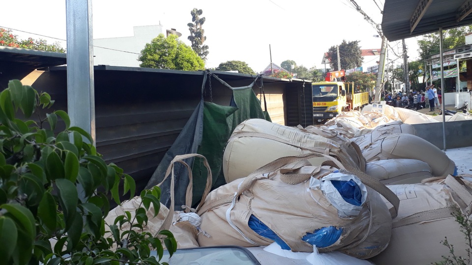 Xe chở alumin lật nghiêng, tài xế tử vong trong cabin nát bét - 5
Hàng chục tấn alumin bị đổ ra ngoài