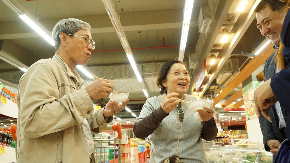 Hai vị khách này đã đến đảo Jeju vài lần nhưng khi nghe giới thiệu về con cá Bơn, họ rất bất ngờ. Có vị khách sau khi thưởng thức các món chế biến từ cá Bơn và nghe giới thiệu thì cũng buột miệng so sánh: “Cá Bơn Hàn Quốc sao giống rau nhút của Việt Nam. Chỉ sống được ở nơi không nhiễm bẩn!”