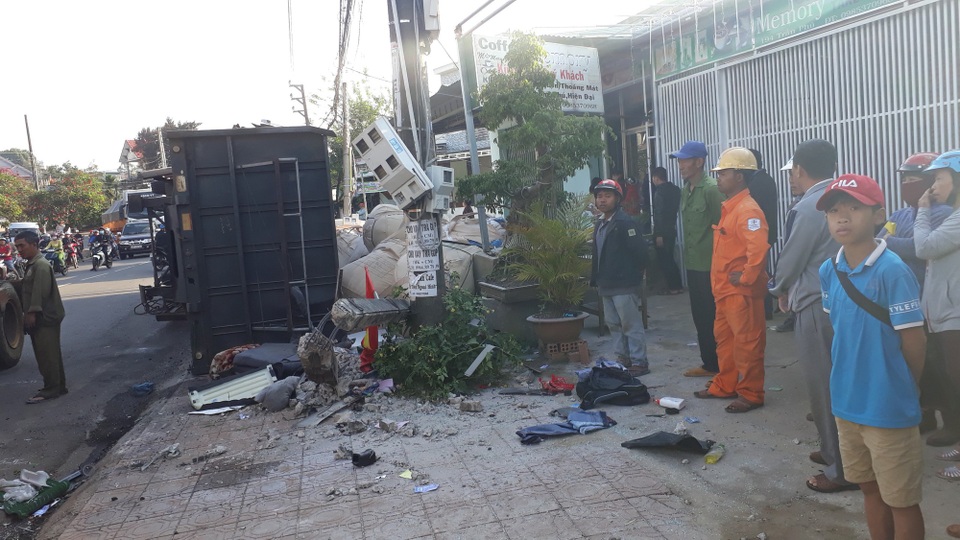 Xe chở alumin lật nghiêng, tài xế tử vong trong cabin nát bét - 2 Hiện trường vụ tai nạn