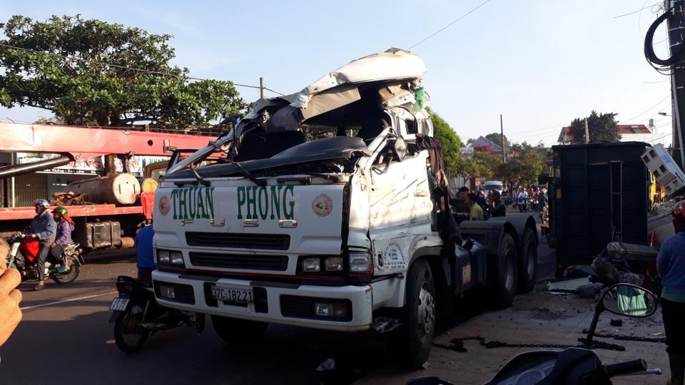 Xe chở alumin lật nghiêng, tài xế tử vong trong cabin nát bét - 4
Cabin biến dạng hoàn toàn