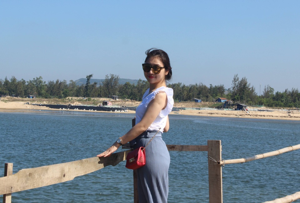 Cây cầu gỗ dài nhất Việt Nam: Điểm đến hấp dẫn tại Phú Yên - 12 Nhiều bạn trẻ đến đây để lưu lại những bức ảnh đẹp sau mỗi chuyến đi