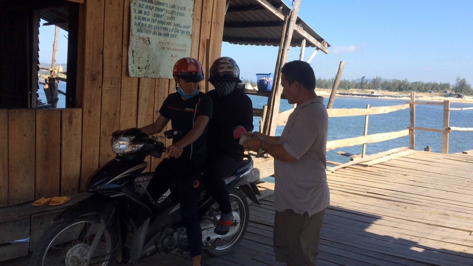 Cây cầu gỗ dài nhất Việt Nam: Điểm đến hấp dẫn tại Phú Yên - 5 Việc thu phí được thực hiện ngay tại cầu