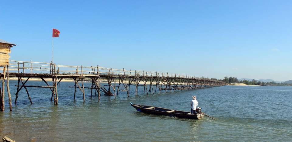 Cây cầu gỗ dài nhất Việt Nam: Điểm đến hấp dẫn tại Phú Yên - 1 Cây cầu bắc qua sông Bình Bá nối liền các thôn phía bắc xã An Ninh Tây, huyện Tuy An với phường Xuân Đài, thị xã Sông Cầu