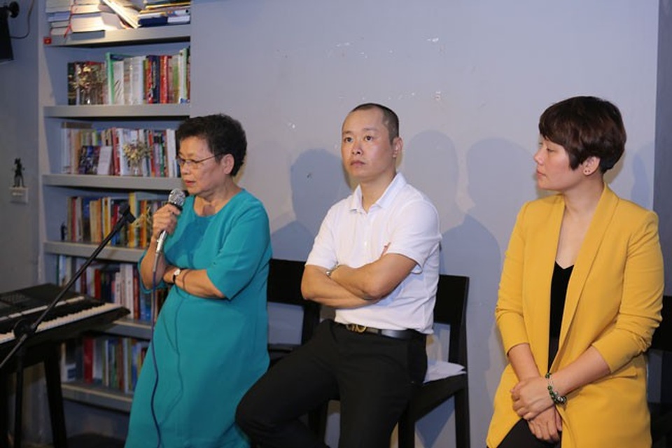Vì sao gia đình nhạc sĩ An Thuyên rút tác phẩm khỏi Trung tâm bảo vệ quyền tác giả? - 1 Nghệ sĩ Huyền Lâm, vợ cố nhạc sĩ An Thuyên cùng các con thông báo về việc rút các tác phẩm âm nhạc khỏi Trung tâm Bảo vệ quyền tác giả âm nhạc Việt Nam. (Ảnh: Hòa Nguyễn)