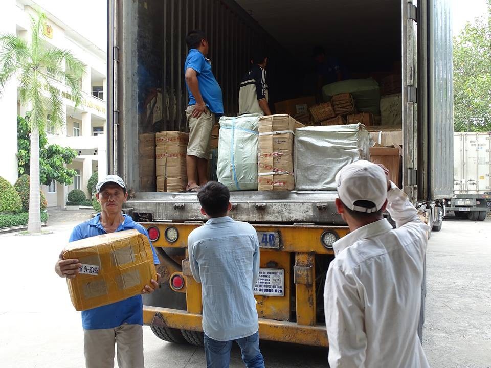 Tạm giữ 2 xe container chở hàng chục tấn hàng điện tử Trung Quốc nghi nhập lậu - 1 Phân loại số hàng hóa thu giữ để kiểm đếm.