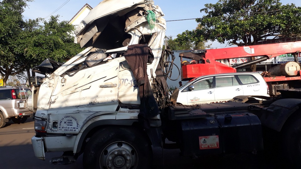 Xe chở alumin lật nghiêng, tài xế tử vong trong cabin nát bét - 3 Xe chở alumin lật nghiêng, tài xế tử vong trong cabin nát bét - 3