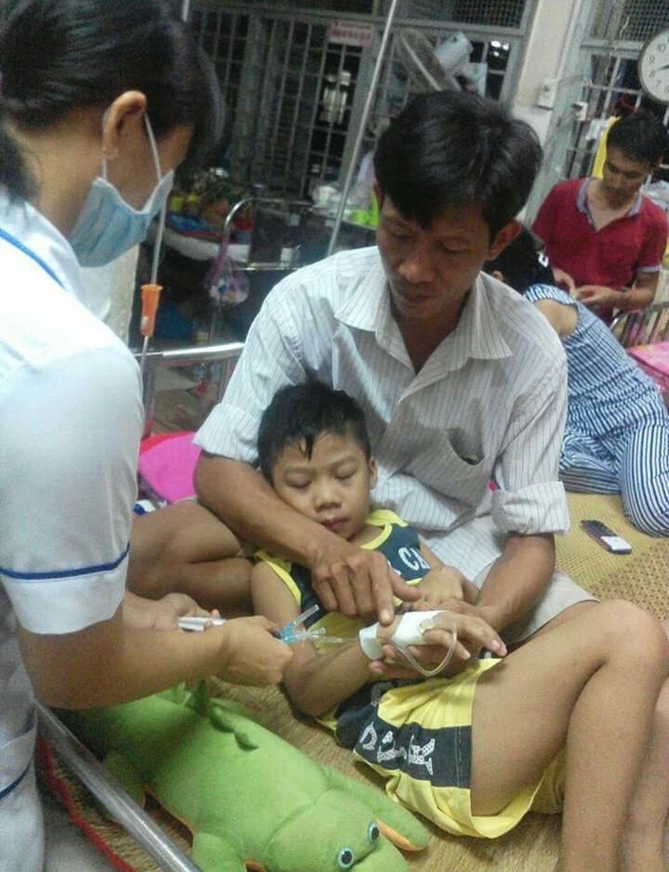 Cha đau không dám đi khám, nhường cho con đi viện - 2 Sau nhiều lần đắn đo, anh Muốn ngừng điều trị để cho cháu Hoàng Phi được nhập viện thực hiện hóa trị