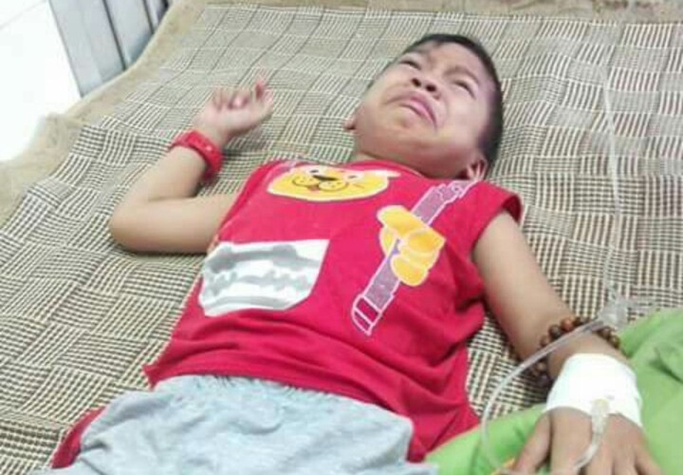 Cha đau không dám đi khám, nhường cho con đi viện - 1 Từ nhỏ, Hoàng Phi đã hay mắc bệnh và thường kéo dài, khó trị
