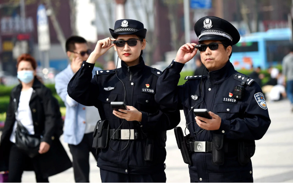 Chuyện thú vị về công nghệ và cuộc vây bắt tội phạm giữa đám đông 60.000 người - 2 Cảnh sát Trung Quốc dùng kính nhận diện khuôn mặt để xác định nghi phạm.
