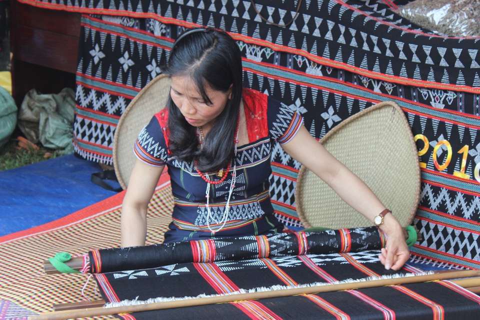 Phục dựng lễ hội truyền thống của đồng bào người Cơtu tại Đà Nẵng - 6
Nghề dệt thổ cẩm là một trong những nghề truyền thống có tiếng của đồng bào Cơtu