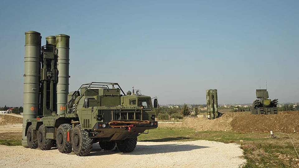 Nga bảo vệ Syria trước nguy cơ tấn công của Mỹ bằng cách nào? - 1 Hệ thống phòng không S-400 được triển khai tại căn cứ Hmeymim (Ảnh: Sputnik)