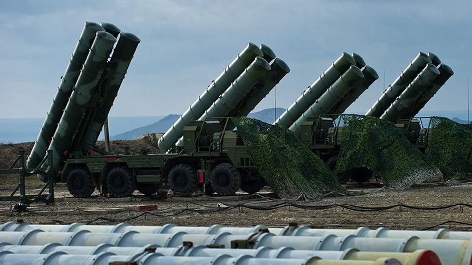 Nga bảo vệ Syria trước nguy cơ tấn công của Mỹ bằng cách nào? - 3 S-400 Triumph là hệ thống phòng không uy lực nhất của Nga (Ảnh: Sputnik)