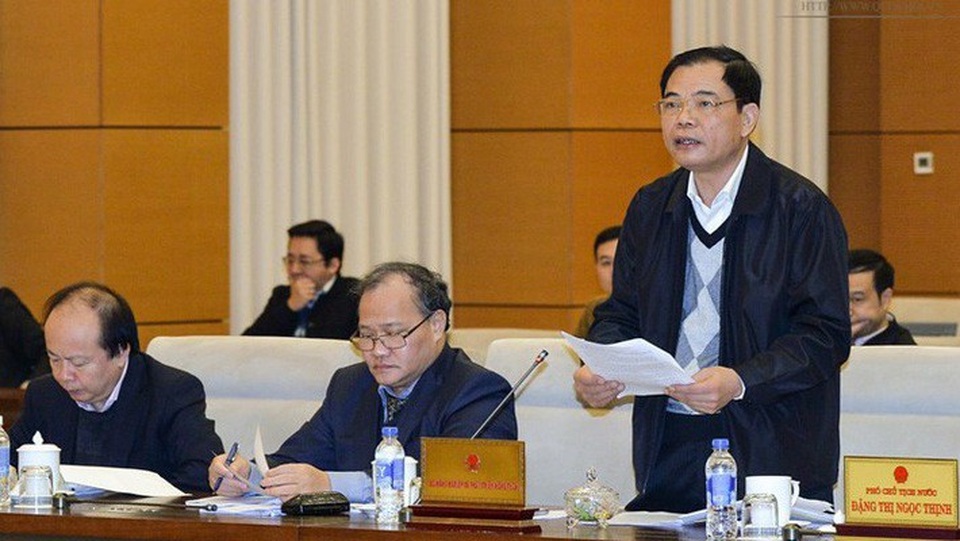 Chính phủ kiến tạo không nên đặt thêm điều kiện đầu tư kinh doanh mới - 1 Bộ trưởng Nông nghiệp Nguyễn Xuân Cường giải thích, luật đưa ra những quy định để quản lý trên 4 lĩnh vực: đăng ký chăn nuôi, sản xuất thức ăng chăn nuôi, giám sát môi trường, thực hiện an toàn sinh học