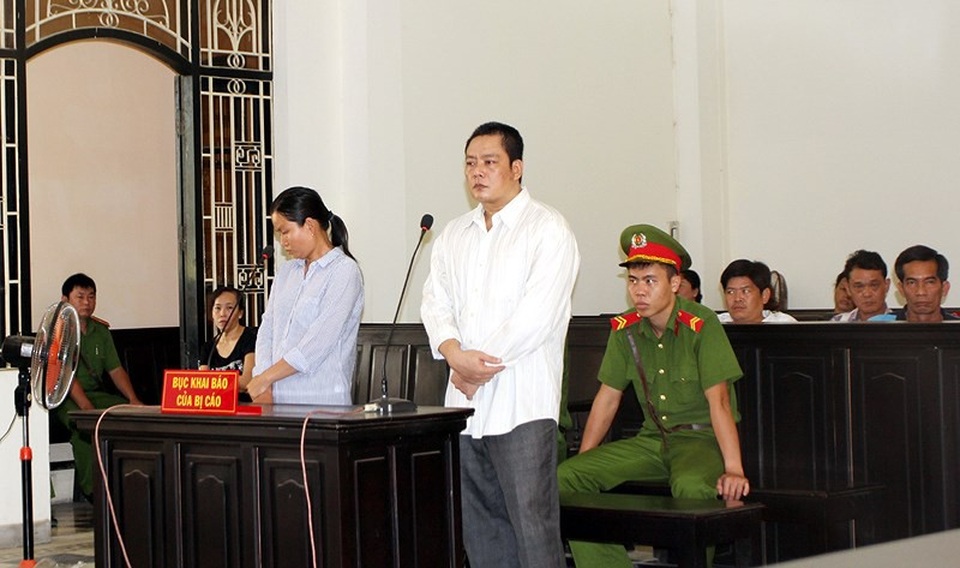 Công chứng viên thông đồng thuê ô tô đi cầm lấy hơn 4,4 tỉ - 1
Hai bị cáo Hằng và Lành tại phiên tòa.