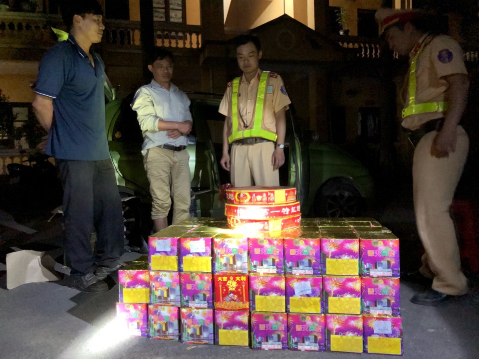 Bắt 2 đối tượng vận chuyển gần 1,4 tạ pháo trong đêm - 1 2 đối tượng vận chuyển pháo và tang vật