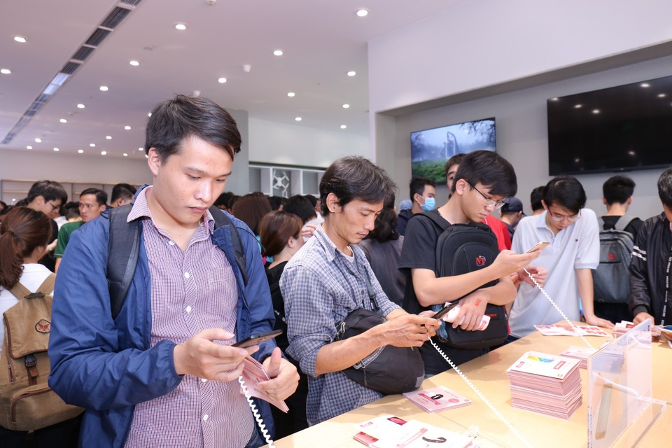 Cuộc sống hiện đại tại Mi Store lớn nhất Đông Nam Á - 1 Mi fan được thỏa thích trải nghiệm các sản phẩm mới, “đỉnh” nhất của Xiaomi.