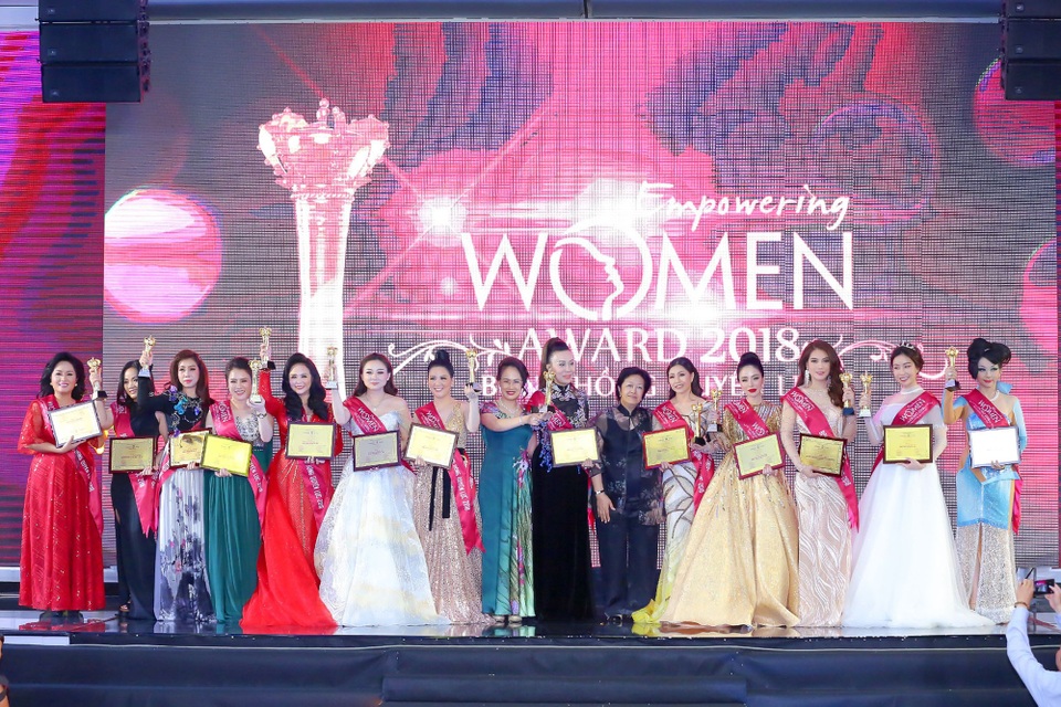 Lễ tôn vinh Bông hồng Quyền lực 2018 - Trang trọng và ý nghĩa - Ảnh 3. Lễ tôn vinh Bông hồng Quyền lực 2018 - Trang trọng và ý nghĩa - Ảnh 3.
