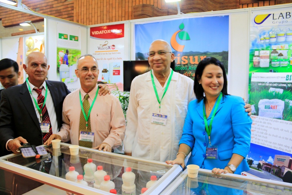 Nọc bọ cạp xanh Cuba tại Vietnam Expo 2018 - 2 Ông Fabio de J.Linares Pazo (áo đen) và các đông nghiệp tại Labiofam Cuba