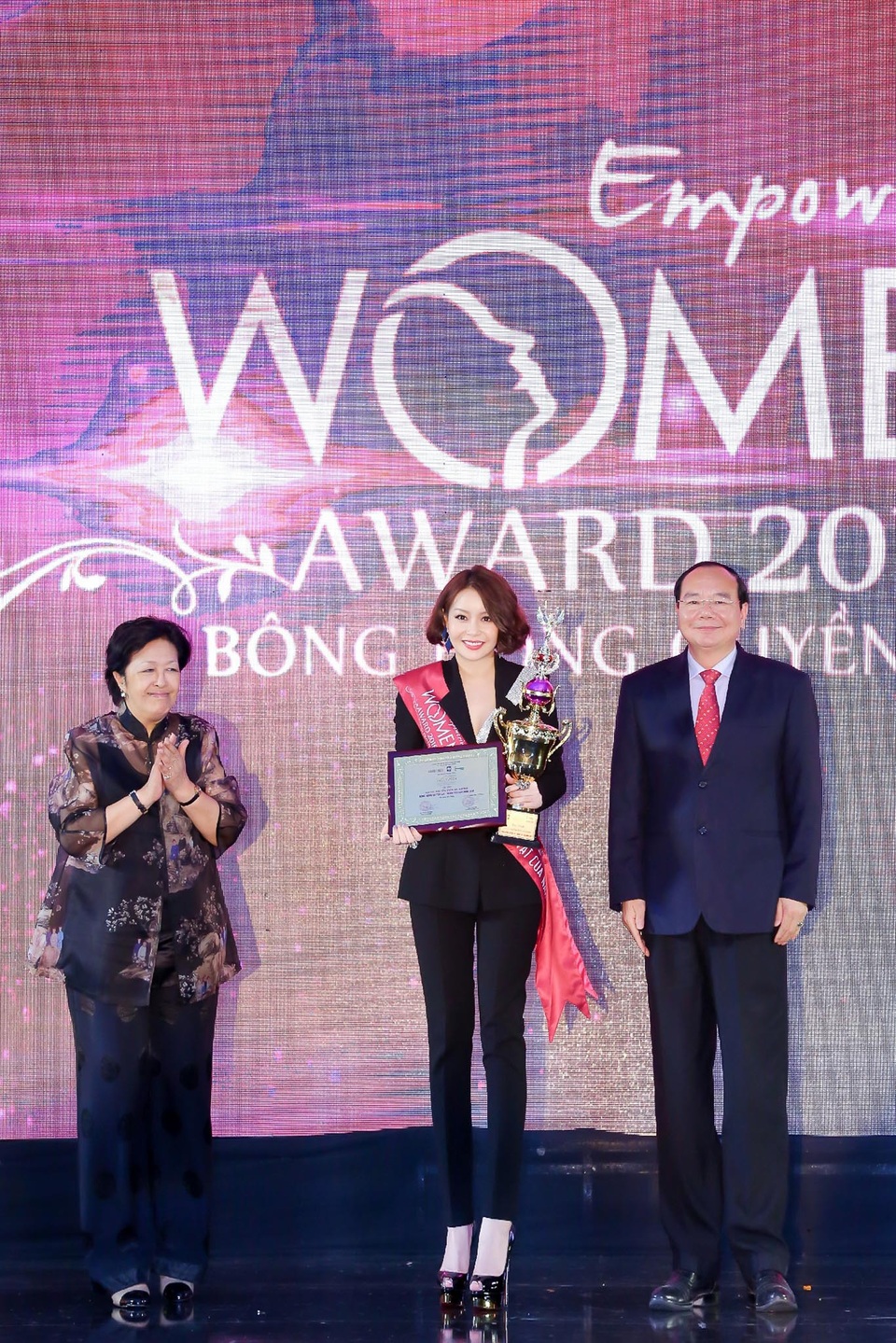Lễ tôn vinh Bông hồng Quyền lực 2018 - Trang trọng và ý nghĩa - Ảnh 4. Lễ tôn vinh Bông hồng Quyền lực 2018 - Trang trọng và ý nghĩa - Ảnh 4.