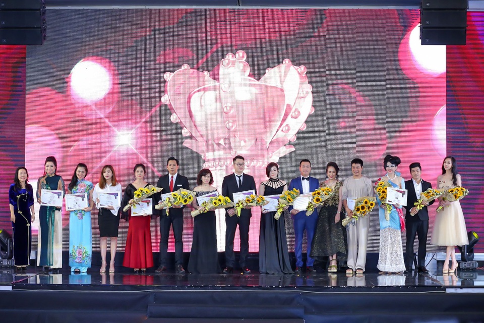 Lễ tôn vinh Bông hồng Quyền lực 2018 - Trang trọng và ý nghĩa - Ảnh 7. Lễ tôn vinh Bông hồng Quyền lực 2018 - Trang trọng và ý nghĩa - Ảnh 7.