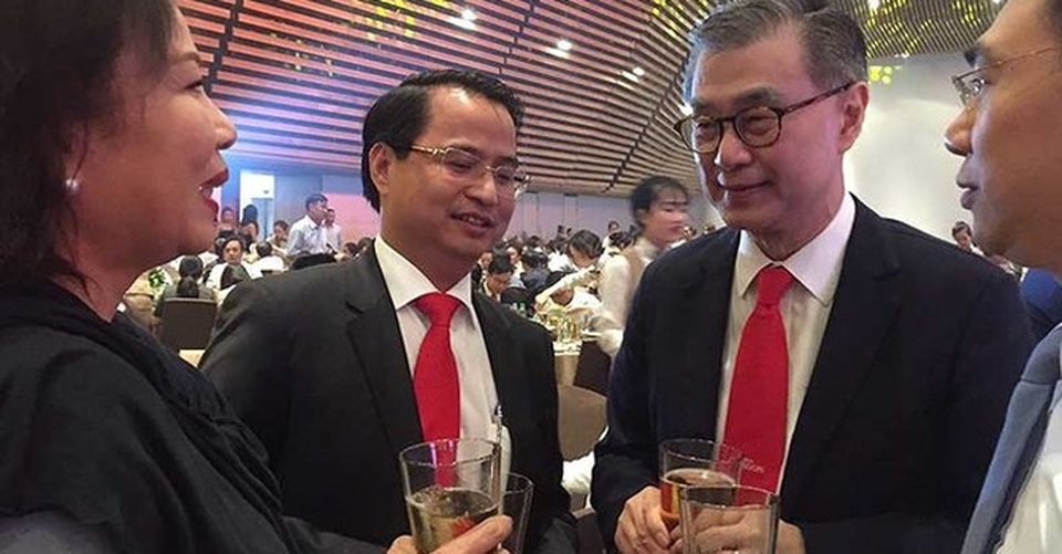 Tỷ phú Thái chuẩn bị đưa người “thế chân” 3 thành viên Hội đồng quản trị Sabeco - 1 Ông Võ Thanh Hà - Chủ tịch HĐQT Sabeco (thứ hai từ trái qua) và ông Koh Poh Tiong (thứ ba từ trái qua) trao đổi tại hội nghị khách hàng của Sabeco diễn ra mới đây.