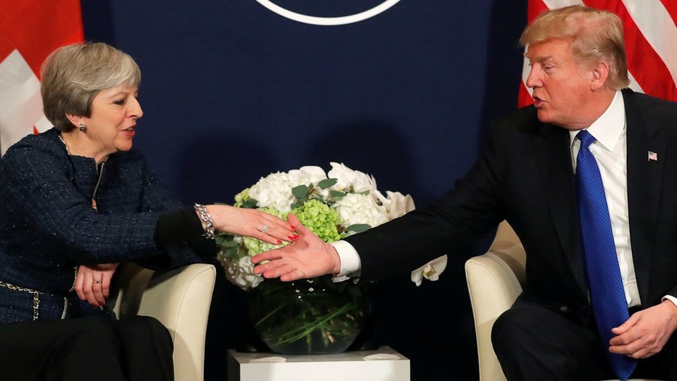 Anh đồng ý tham gia đáp trả Syria - 1
Tổng thống Mỹ Donald Trump (phải) và Thủ tướng Anh Theresa May (Ảnh: AFP)