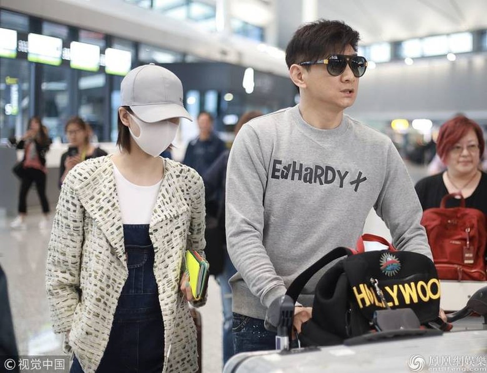 Lưu Thi Thi và Ngô Kỳ Long tình tứ tại sân bay giữa tin đồn ly hôn vì ngoại tình - 3
Cách đây một ngày, một số tờ báo của Trung Quốc bất ngờ đưa tin, một trong những cặp tình nhân đẹp nhất Hoa ngữ đang hoàn tất thủ tục ly dị vì Lưu Thi Thi ngoại tình và có bầu với người khác. Thông tin này khiến fan của cặp đôi đẹp làng giải trí Hoa ngữ lo lắng và thất vọng.