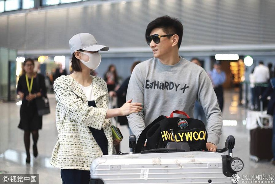 Lưu Thi Thi và Ngô Kỳ Long tình tứ tại sân bay giữa tin đồn ly hôn vì ngoại tình - 6
Lưu Thi Thi nắm tay chồng và trò chuyện với anh rất vui vẻ khi hai người làm xong thủ tục hải quan.