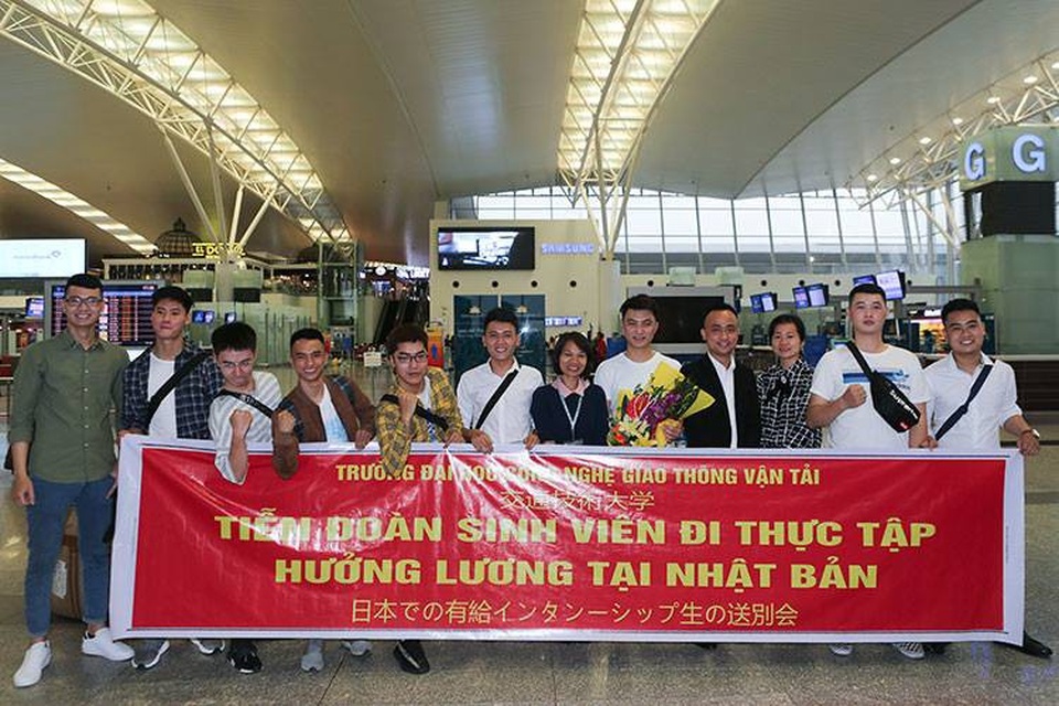 Sinh viên thực tập ngành Logistics được hưởng lương từ 25 - 30 triệu/tháng - 1
Trường Đại học Công nghệ GTVT đã tổ chức Lễ tiễn đoàn sinh viên ngành Logistics sang Nhật Bản thực tập hưởng lương.