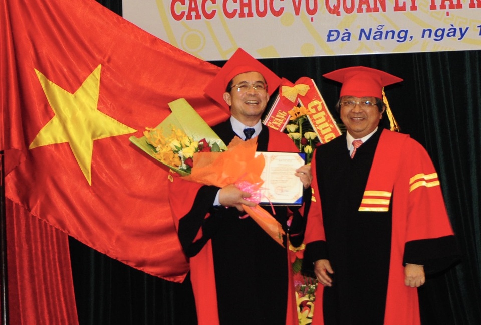 ĐH Đà Nẵng trao danh hiệu Giáo sư danh dự đến bác sĩ Việt kiều Đức - 1 GS.TS Trần Văn Nam - Giám đốc ĐH Đà Nẵng (bên phải) trao tặng danh hiệu giáo sư danh dự đến TS.BS Lê Trọng Phi