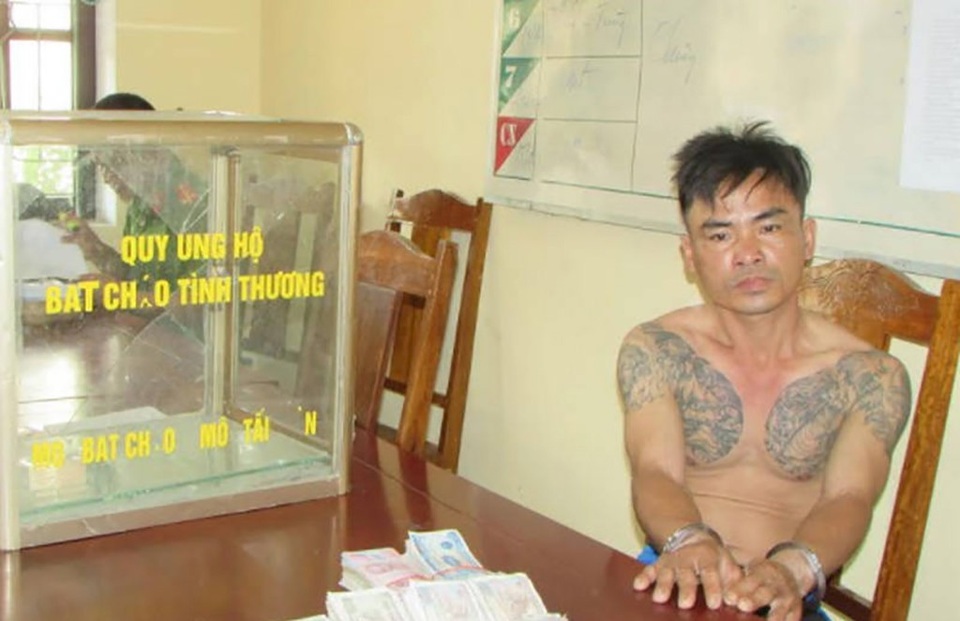 Đối tượng 6 tiền án tiền sự vừa ra tù lại tiếp tục gây án - 2 
Đối tượng Hội đã có 3 tiền án, 3 tiền sự về tội trộm cắp tài sản.