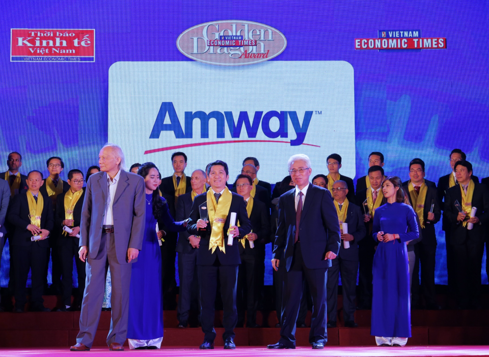 Amway Việt Nam lần thứ 4 nhận giải thưởng Rồng vàng 2017-2018 - 1
Ông Huỳnh Thiên Triều – Phó Tổng Giám Đốc Amway Việt Nam nhận Giải thưởng Rồng Vàng 2017-2018