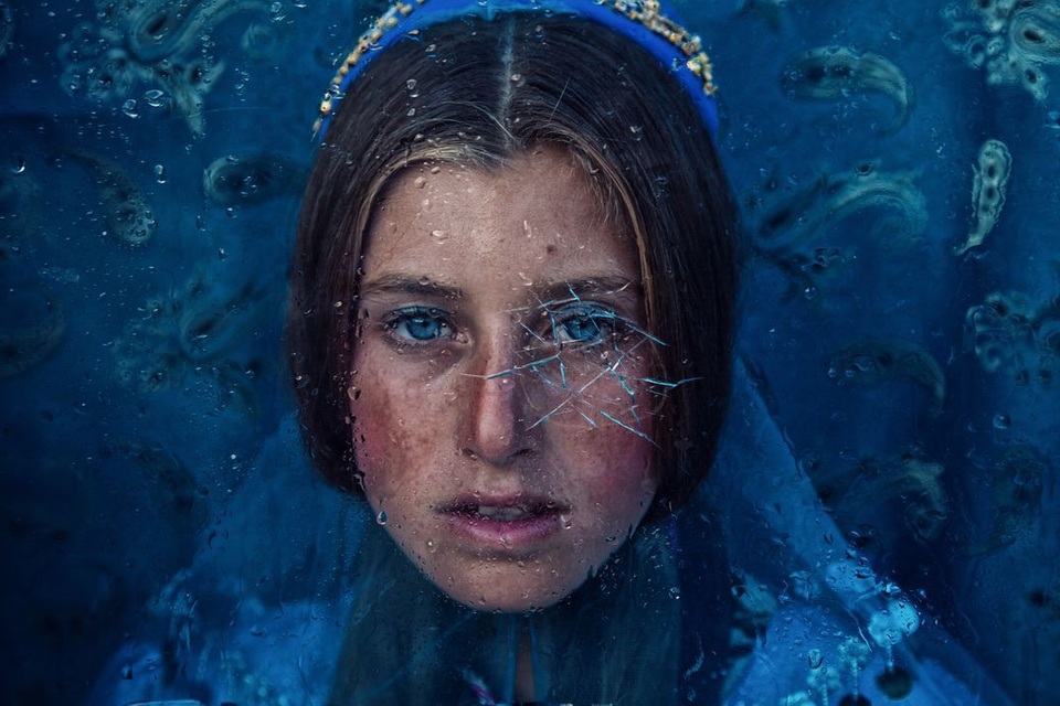 Tác giả Seyed Mohammad Sadegh Hosseini giành chiến thắng ở hạng mục Con người với bức “Mưa”. Ảnh chụp một cô gái du mục người Iran có tên Niloofar.