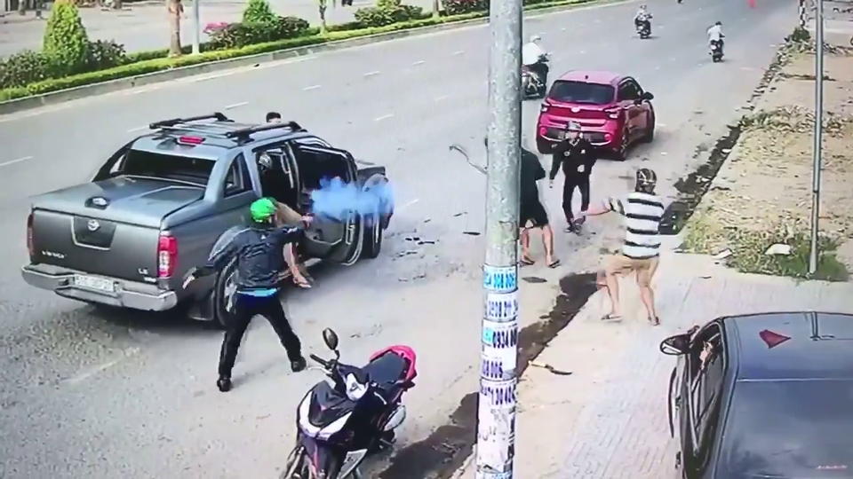 Bắt thêm 1 đối tượng tham gia vụ nổ súng trên đường - 1 Nhóm người của công ty bảo vệ nổ súng trong lúc hỗn chiến
