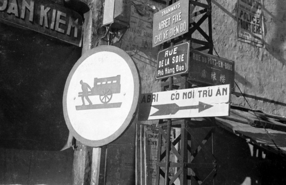 Hoài niệm với chùm ảnh đường phố Việt Nam những thập niên 1950, 1960 - 19 Những biển báo ở góc phố Hàng Đào - Cầu Gỗ.