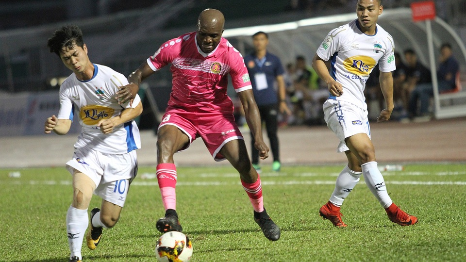 Bầu Đức đòi bỏ V-League, tâm lý của cầu thủ HA Gia Lai bị ảnh hưởng? - 1 Các cầu thủ HA Gia Lai tỏ ra hụt hơi trước nhiều đối thủ tại V-League (ảnh: Trọng Vũ)