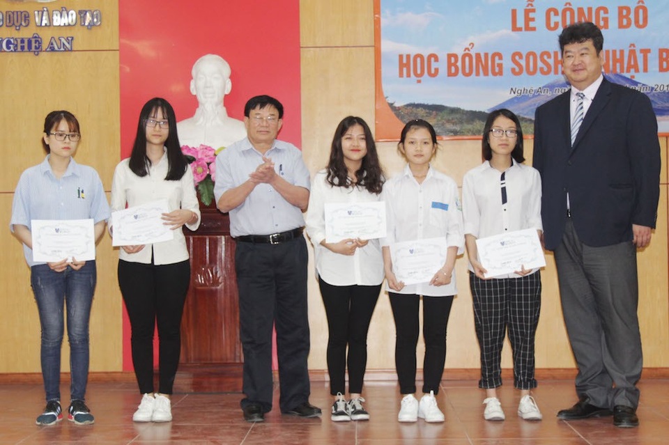 36 học sinh xứ Nghệ nhận 10 tỷ học bổng của Nhật Bản - 1 Các em học sinh xứ Nghệ An nhận học bổng Soshi.