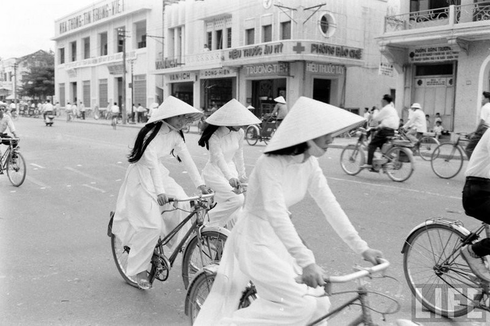 Hoài niệm với chùm ảnh đường phố Việt Nam những thập niên 1950, 1960 - 12 Trái với sự ồn ào, tấp nập của Sài Gòn, anh chụp đường phố Huế vào những năm 1960 trên tạp chí Life lại mang đậm sự yên bình và tĩnh lặng.