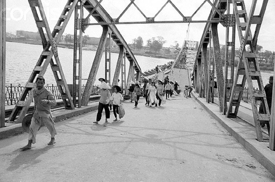 Hoài niệm với chùm ảnh đường phố Việt Nam những thập niên 1950, 1960 - 13 Đoàn người đi bộ trên cầu Trường Tiền, bắc qua sông Hương.