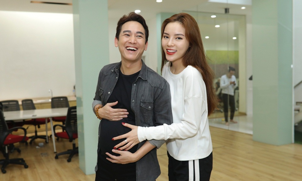 Hoa hậu Kỳ Duyên bất ngờ... mang bầu cùng Hứa Vĩ Văn - 1 Cả hai sẽ cùng trải qua cảm giác mang bầu và những thử thách khi bước vào giai đoạn làm cha mẹ.