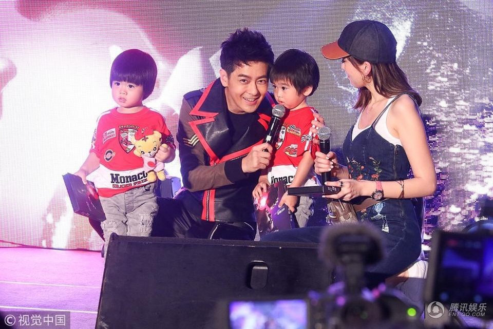 
Bà xã Trần Nhược Nghi cho biết, cô rất tự hào vì có một người đàn ông vừa giỏi giang, tình cảm lại chu đáo như Lâm Chí Dĩnh ở bên.
