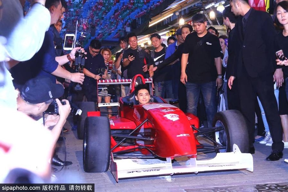 
Lâm Chí Dĩnh lái siêu xe tới buổi ra mắt album mới. Ngoài đam mê ca hát và diễn xuất, Lâm Chí Dĩnh còn rất mê tốc độ. Anh từng tham gia nhiều giải đua công thức trước khi buộc phải nghỉ vì chấn thương.
