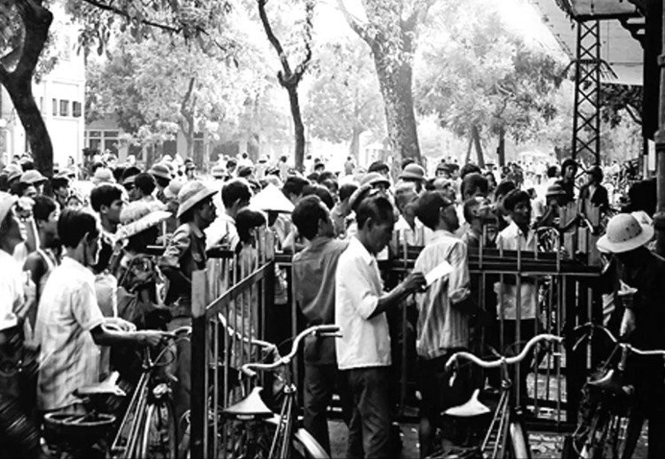 Hoài niệm với chùm ảnh đường phố Việt Nam những thập niên 1950, 1960 - 22 Khung cảnh xếp hàng mậu dịch ở Hà Nội những năm 1960 khi mua bán túi đồ Tết.