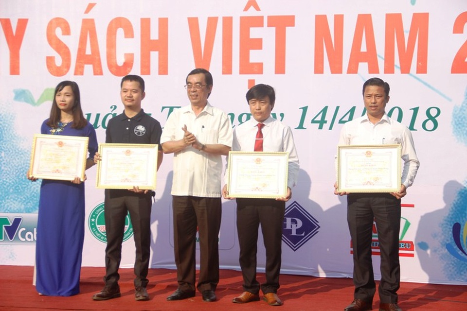 Ông Nguyễn Đức Chính - Chủ tịch UBND tỉnh Quảng Trị tặng Bằng khen cho các tập thể, cá nhân có thành tích triển khai ngày sách Việt Nam